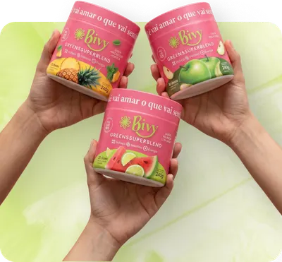 Três potes de Bivy Greens Super Blend nos sabores abacaxi com hortelã, maçã verde e melancia com limão