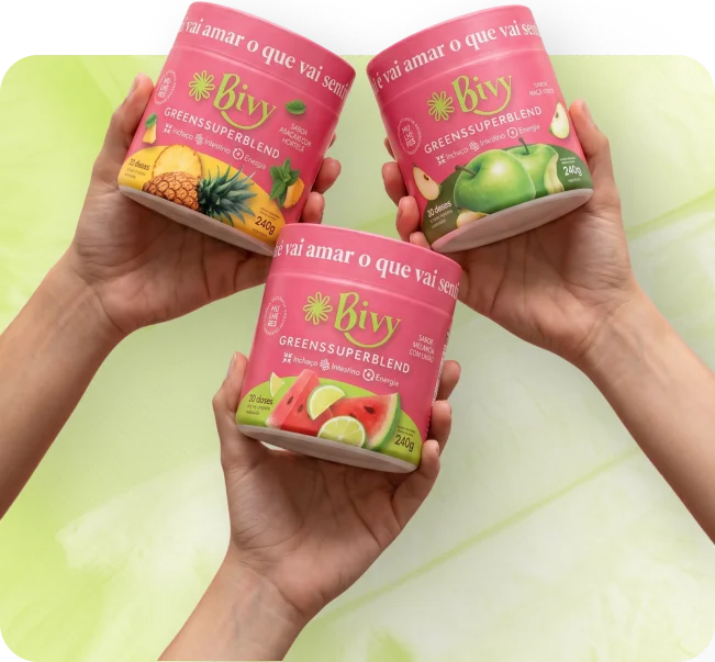 Três potes de Bivy Greens Super Blend nos sabores abacaxi com hortelã, maçã verde e melancia com limão